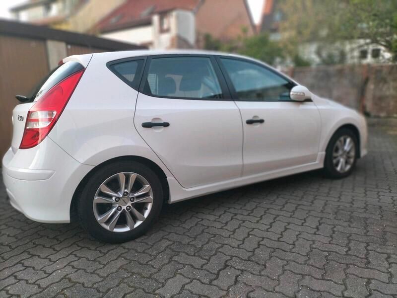 Weiß Gebraucht 2012 Hyundai i30 Limousine | 3.900 € (Guter Preis) - Bild 1/4