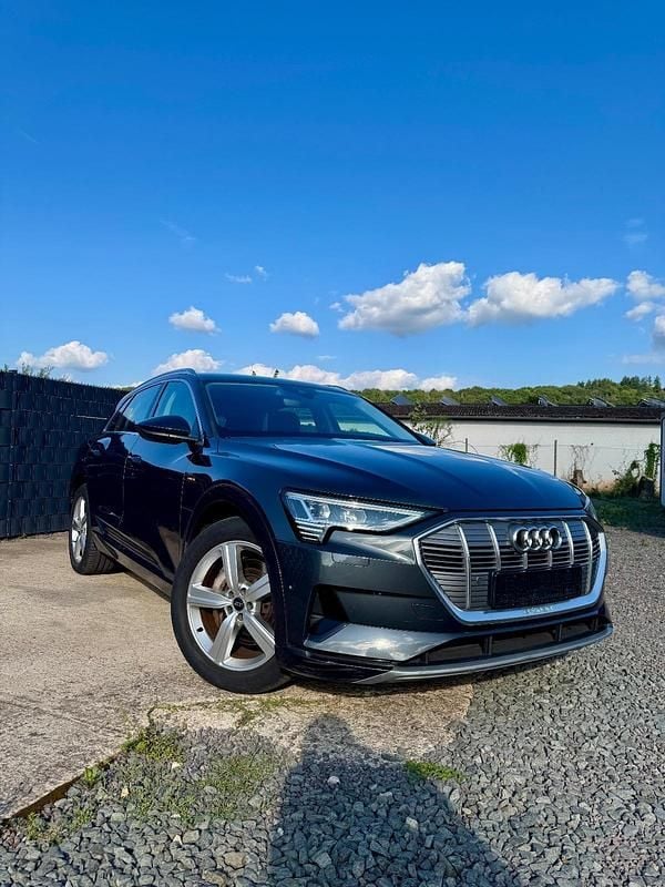 Grau Gebraucht 2019 Audi e-tron SUV | 21.800 € (Teuer) - Bild 1/4