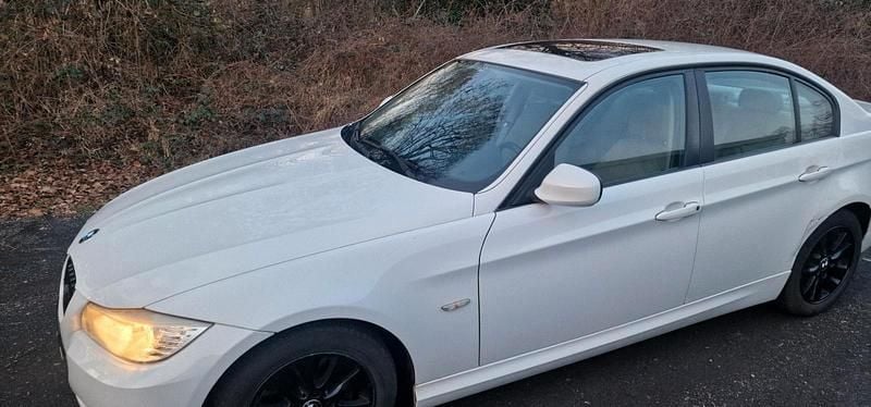 Gebraucht BMW 320 170 PS (125 kW) 2009 Weiß Limousine