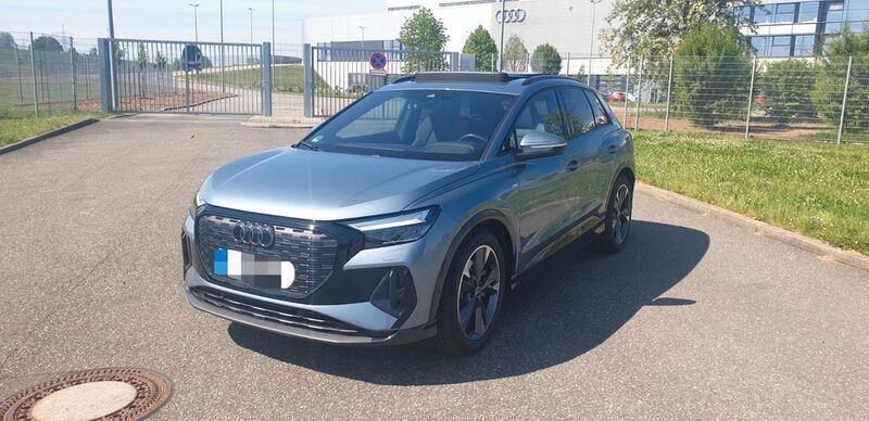 Blau Gebraucht 2023 Audi Q4 e-tron Comfort SUV | 42.997 € (Teuer) - Bild 1/4