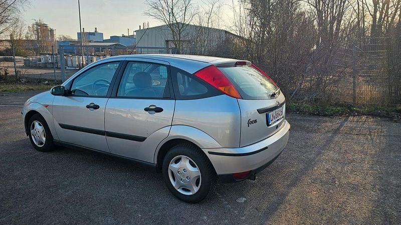 Second-hand Ford Focus 116 CP (85 kW) 2000 Argintiu Berlinǎ