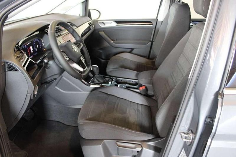Neu VW Touran Highline 150 PS (110 kW) 2025 Delfingraumetallic Van / Kleinbus