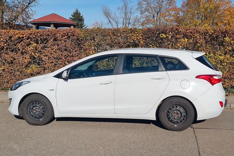 Weiß Gebraucht 2016 Hyundai i30 Trend Kombi | 6.900 € (Superpreis) - Bild 1/4