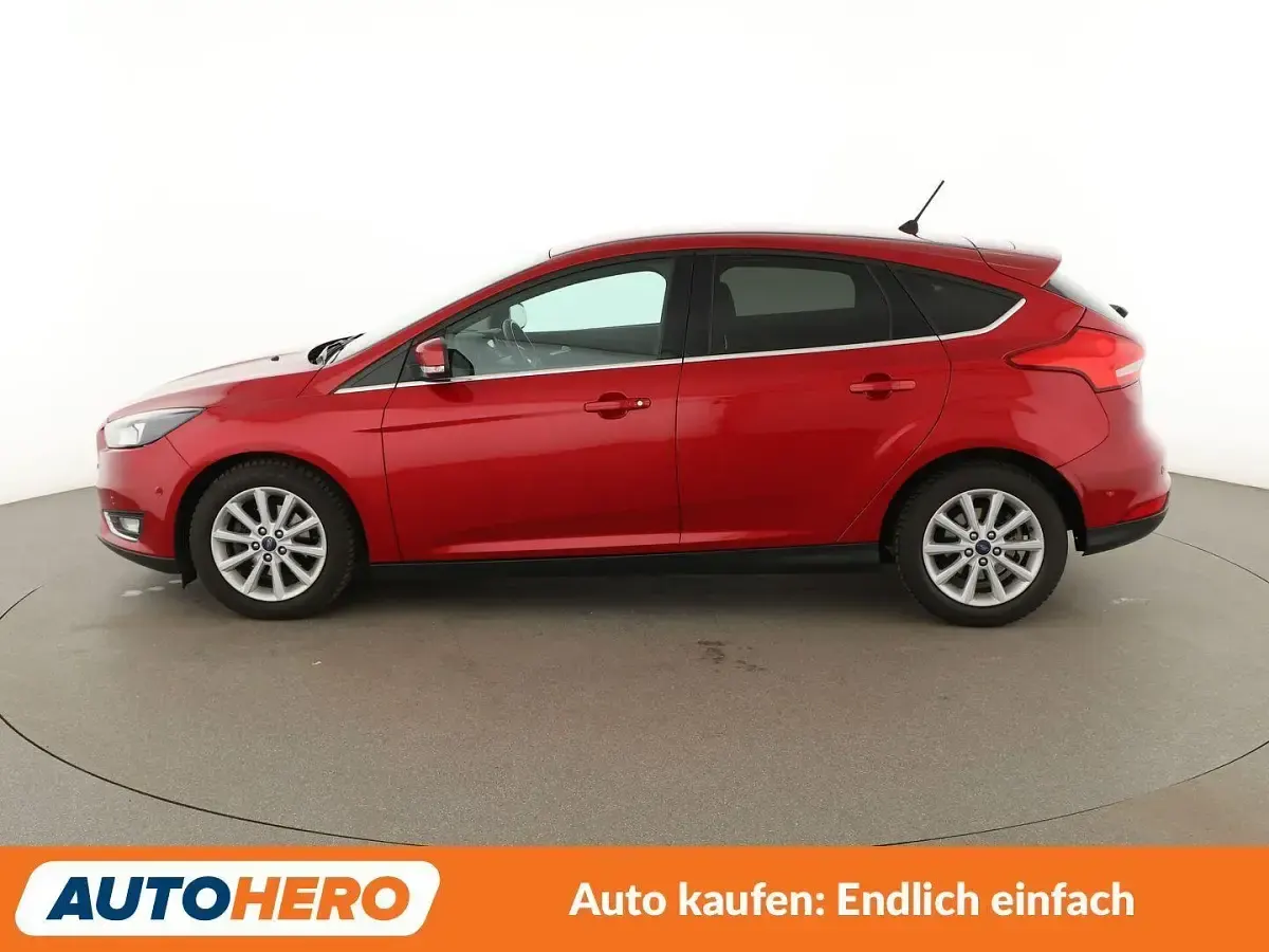 Gebraucht Ford Focus Titanium 125 PS (91 kW) 2017 Rot Limousine
