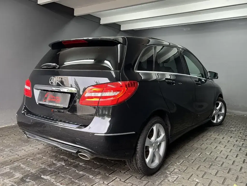 Gebraucht Mercedes B200 156 PS (114 kW) 2012 Schwarz Kleinwagen