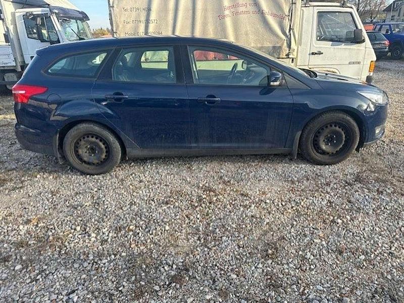 Gebraucht Ford Focus Business Edition 125 PS (91 kW) 2015 Blazerblau Kombi