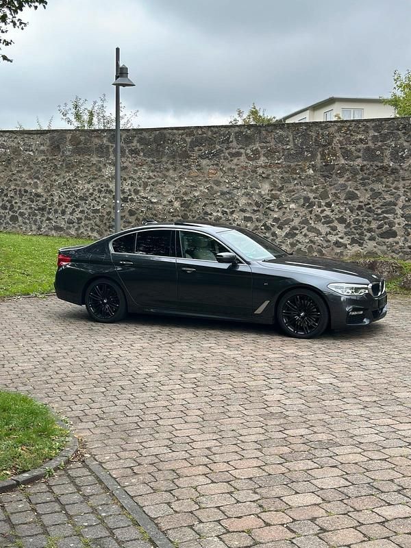 Grau Gebraucht 2017 BMW 530 Limousine | 26.500 € - Bild 1/4