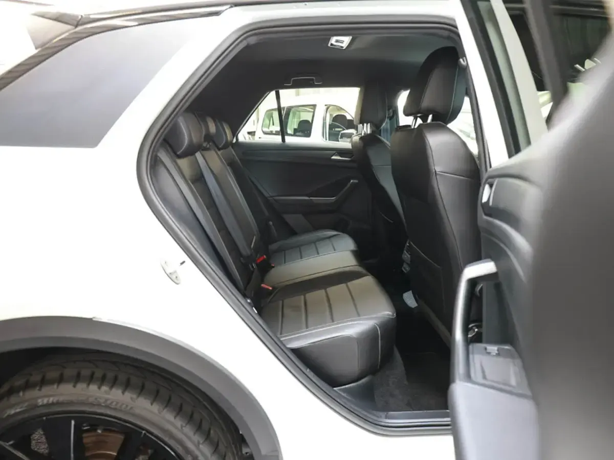 Gebraucht VW T-Roc R-line 150 PS (110 kW) 2024 Weiss / pure white SUV