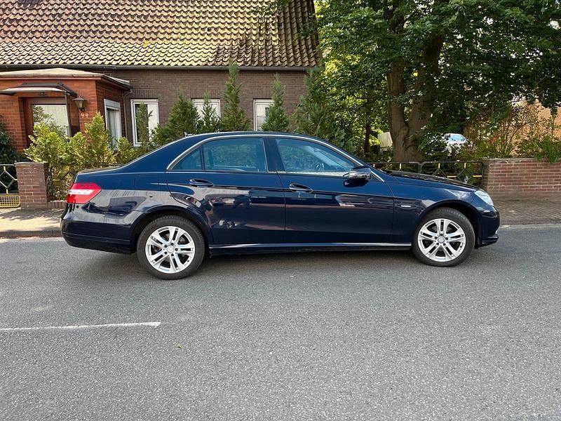 Gebraucht Mercedes E220 170 PS (125 kW) 2009 Blau Limousine