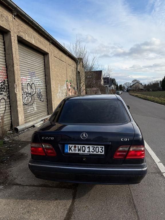 Gebraucht Mercedes E220 Elegance 143 PS (105 kW) 2001 Blau Limousine