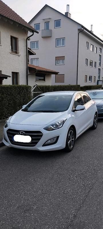 Weiß Gebraucht 2016 Hyundai i30 Passion Limousine | 11.990 € (Teuer) - Bild 1/4