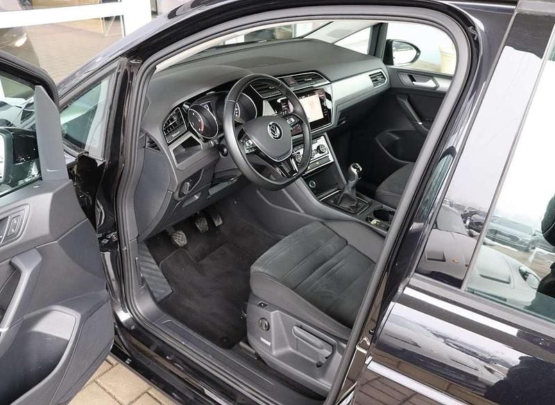 Gebraucht VW Touran 122 PS (89 kW) 2022 Deep black perleffekt Van / Kleinbus
