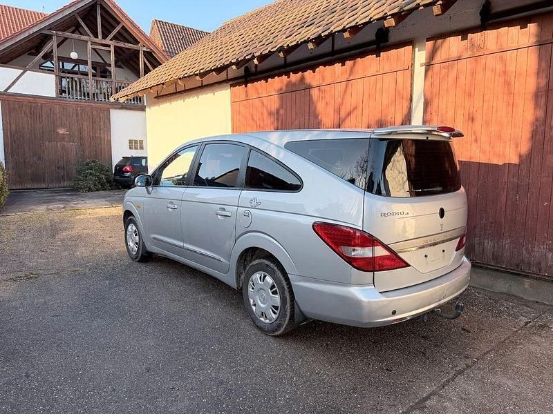 Gebraucht Ssangyong (KGM) Rodius 163 PS (119 kW) 2006 Silber Van / Kleinbus