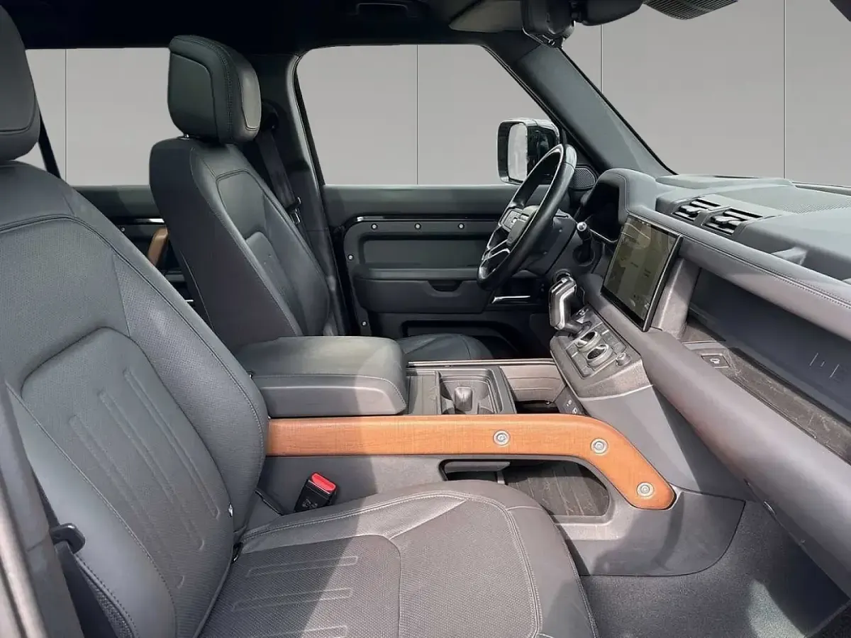 Gebraucht Land Rover Defender 304 PS (223 kW) 2023 Santorini black SUV