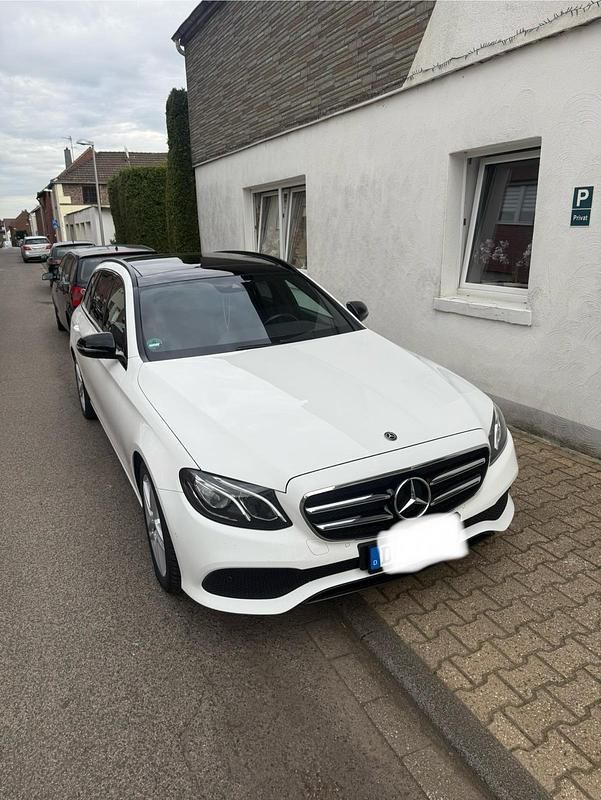 Weiß Gebraucht 2019 Mercedes E220 Kombi | 31.500 € (Teuer) - Bild 1/4
