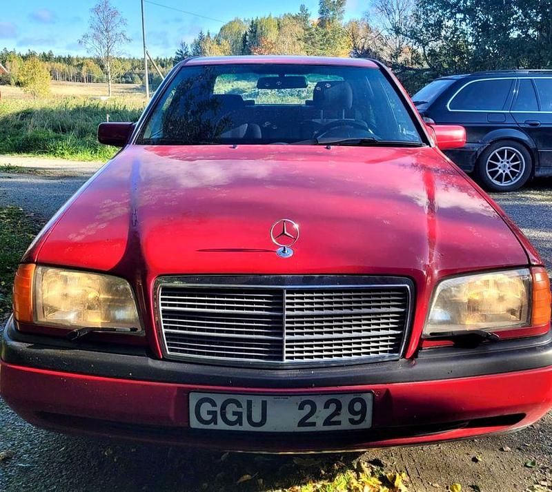 Rot Gebraucht 1994 Mercedes C180 Classic Limousine | 3.000 € - Bild 1/4