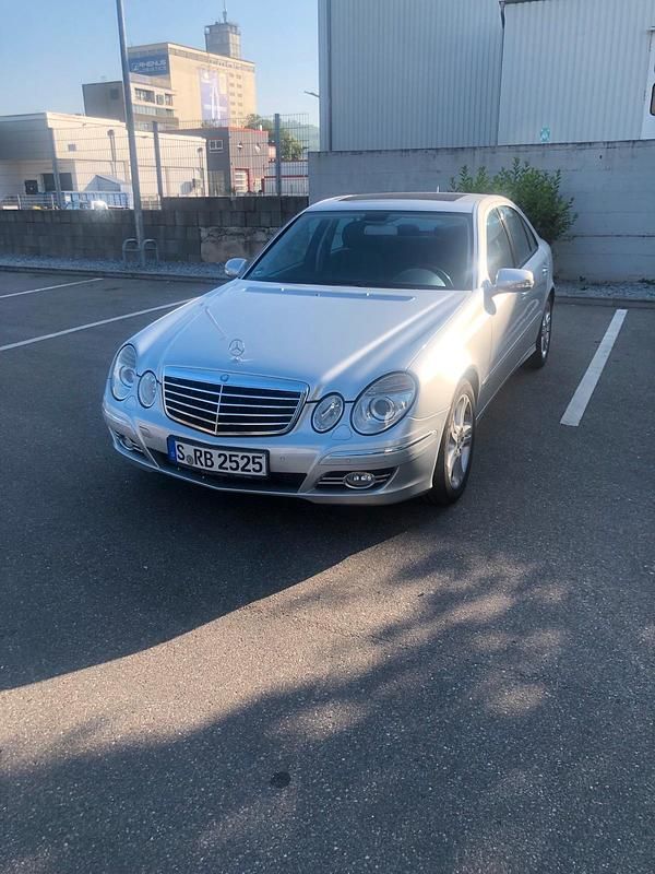 Silber Gebraucht 2008 Mercedes E220 Avantgarde Limousine | 8.600 € (Teuer) - Bild 1/4
