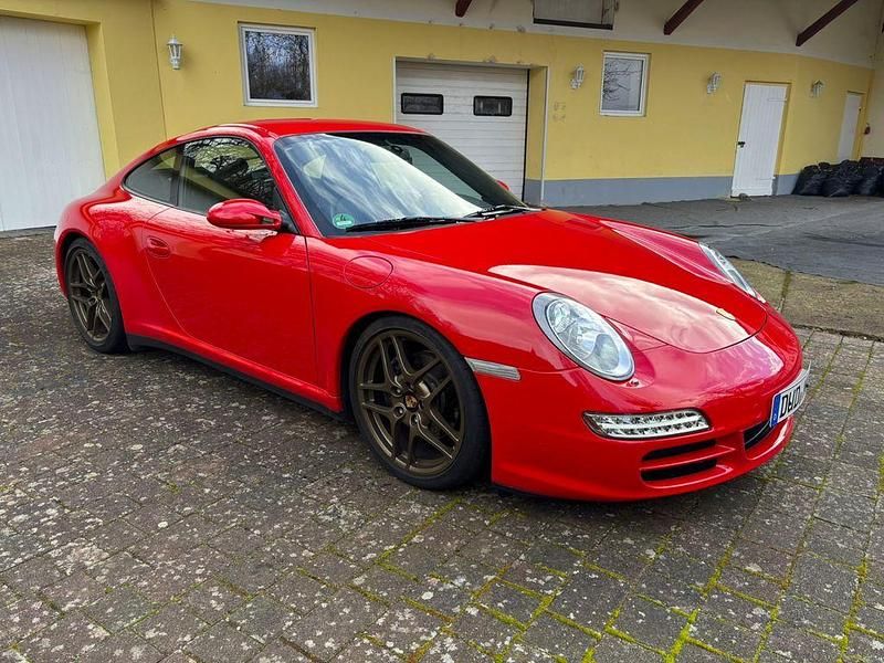 Rot Gebraucht 2006 Porsche 911 Carrera 4 Coupé | 54.500 € (Fairer Preis) - Bild 1/4