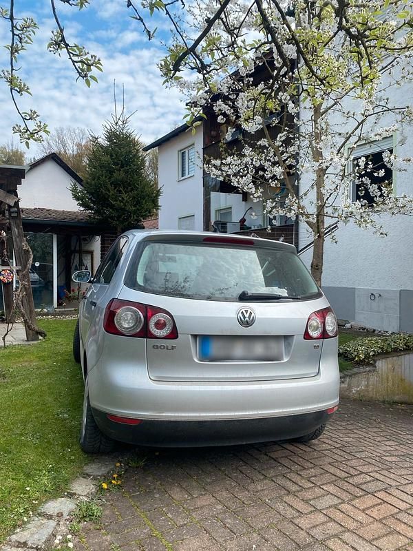 Second-hand VW Golf IV 102 CP (75 kW) 2005 Argintiu Berlinǎ