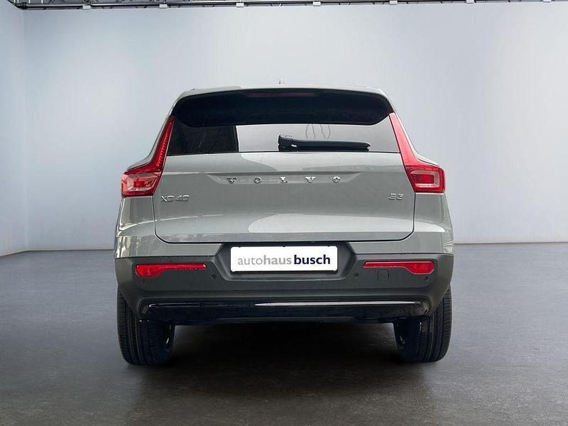 Neu Volvo XC40 Plus 163 PS (119 kW) 2025 Grau SUV