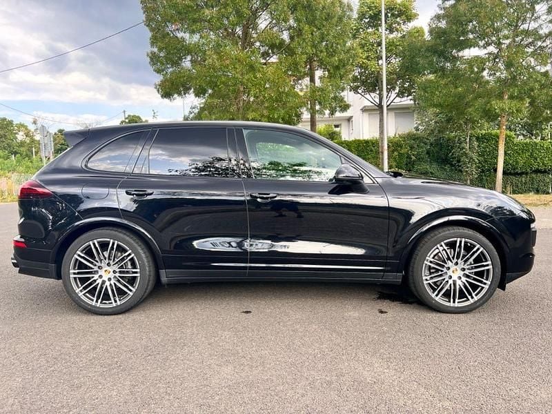 Grau Gebraucht 2016 Porsche Cayenne Platinum Edition SUV | 52.900 € - Bild 1/4