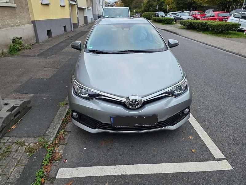 Grau Gebraucht 2016 Toyota Auris Edition-S Limousine | 7.900 € (Superpreis) - Bild 1/4