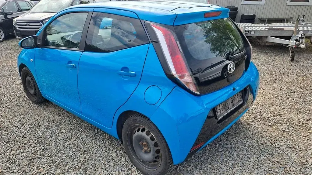 Second-hand Toyota Aygo X-play 69 CP (50 kW) 2017 Albastru Hatchback