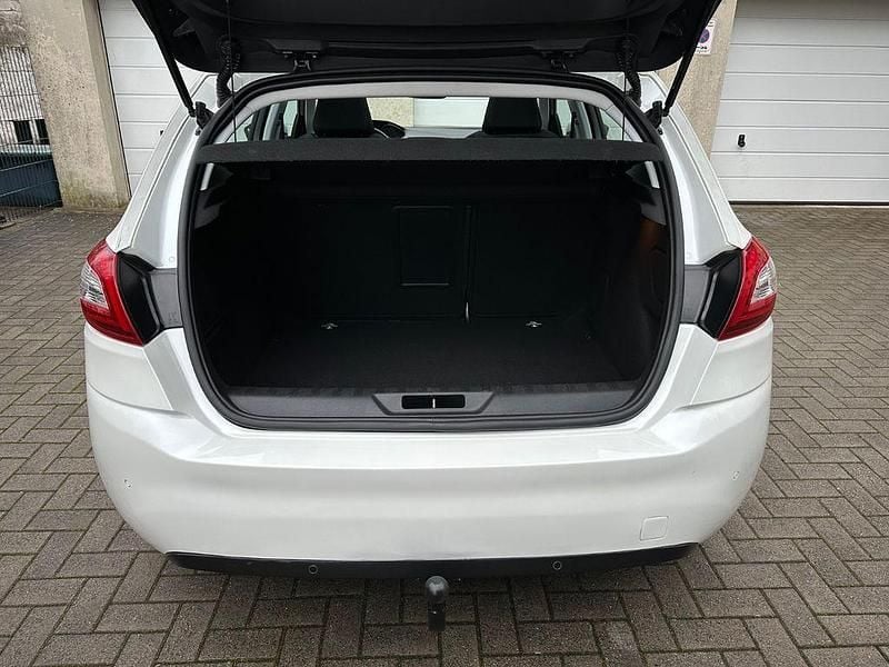 Gebraucht Peugeot 308 Active 131 PS (96 kW) 2017 Weiß Limousine