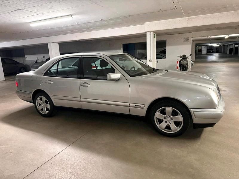 Second-hand Mercedes E230 150 CP (110 kW) 1996 Argintiu Berlinǎ