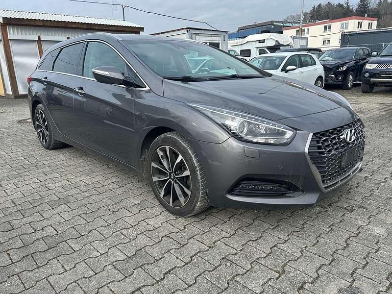 Gebraucht Hyundai i40 Trend 136 PS (100 kW) 2019 Braun Kombi
