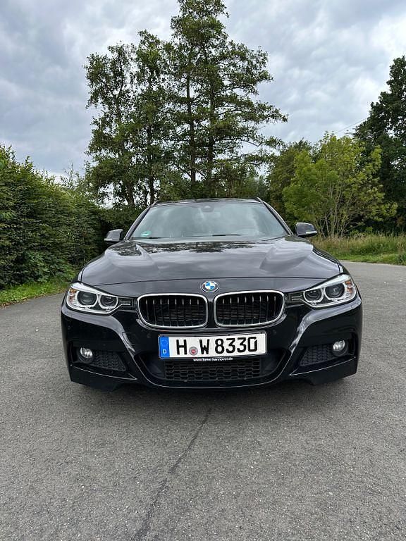 Schwarz Gebraucht 2013 BMW 330 M Sport Kombi | 16.800 € (Fairer Preis) - Bild 1/4