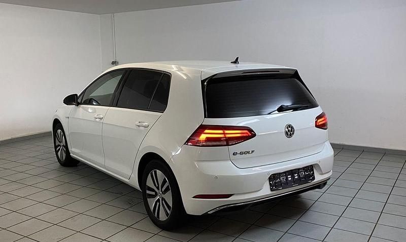 Gebraucht VW Golf 100 kW (136 PS) 2019 Weiß Limousine