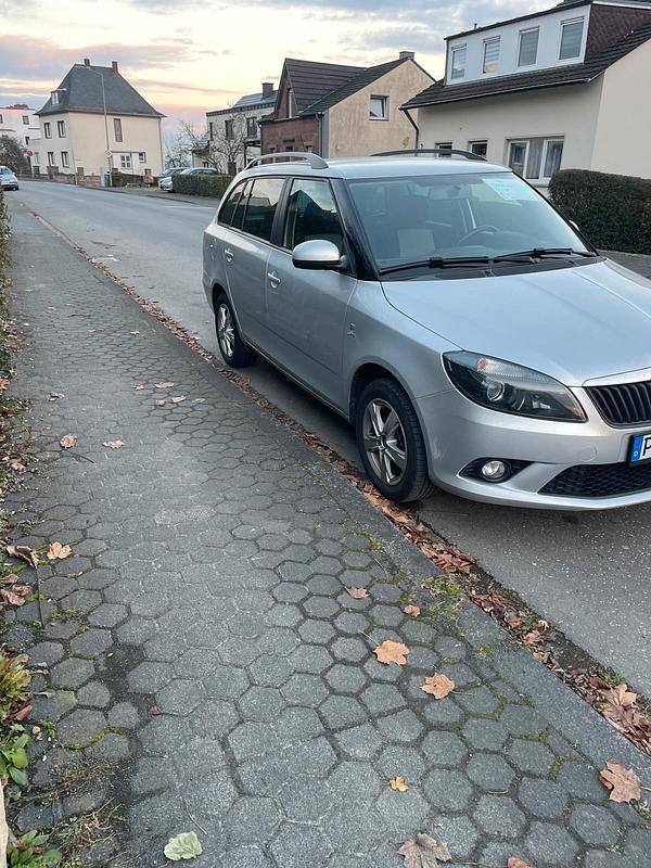 Grau Gebraucht 2014 Skoda Fabia Kombi | 4.000 € - Bild 1/4