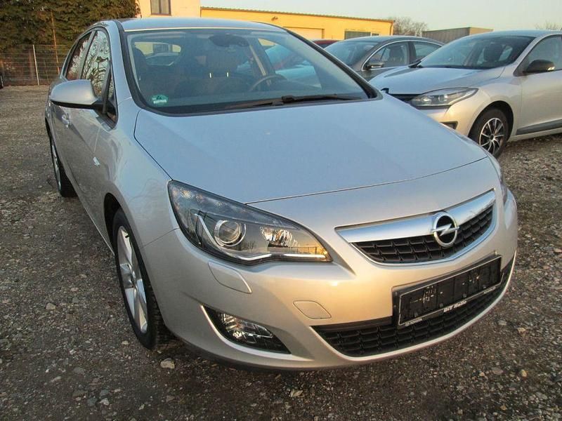 Gebraucht Opel Astra Design Edition 101 PS (74 kW) 2011 Silber Limousine