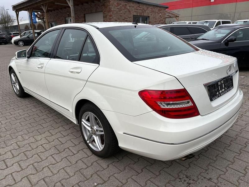 Gebraucht Mercedes C180 156 PS (114 kW) 2011 Weiß Limousine