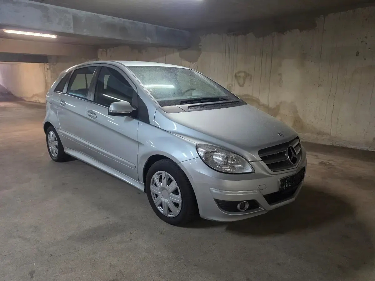 Gebraucht Mercedes B180 109 PS (80 kW) 2011 Silber Kleinwagen