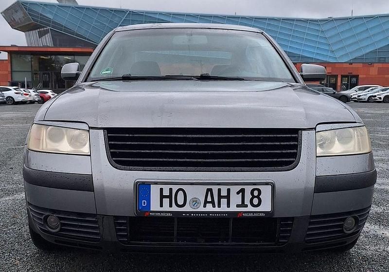 Grau Gebraucht 2003 VW Passat Comfortline Limousine | 800 € (Superpreis) - Bild 1/4