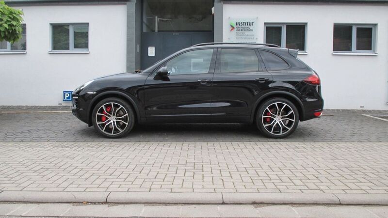 Tiefschwarzmetallic Gebraucht 2011 Porsche Cayenne Turbo SUV | 27.700 € (Etwas zu teuer) - Bild 1/4