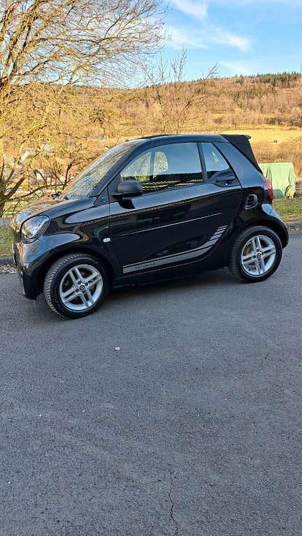 Schwarz Gebraucht 2021 Smart ForTwo Electric Drive Cabrio | 9.950 € (Guter Preis) - Bild 1/4
