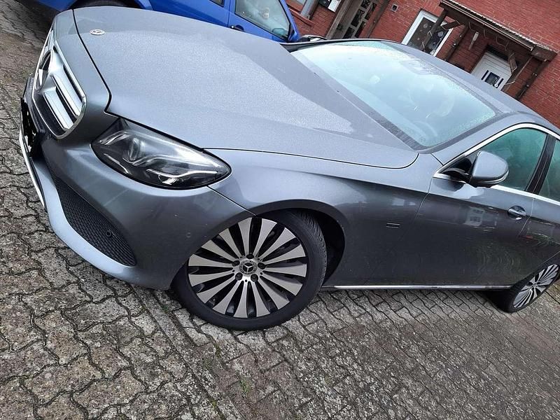 Grau Gebraucht 2017 Mercedes E350 Limousine | 22.500 € - Bild 1/4