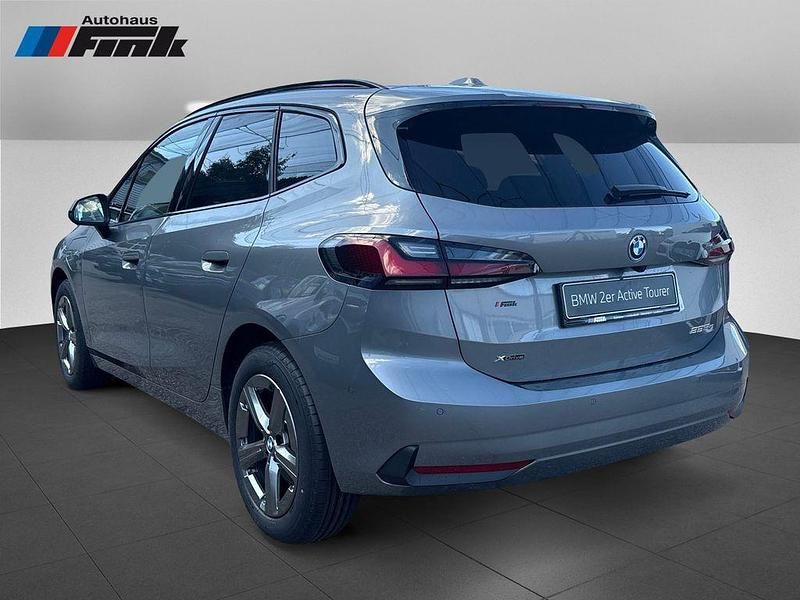 Neu BMW 225 136 PS (100 kW) 2025 Skyscraper grau metallic Van / Kleinbus