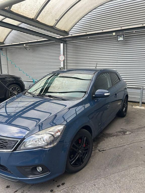 Second-hand Kia Ceed 116 CP (85 kW) 2013 Albastru Hatchback