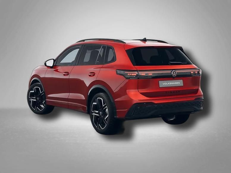 Gebraucht VW Tiguan R-line 150 PS (110 kW) 2025 Persimmon red metallic SUV
