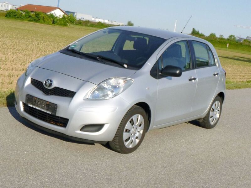 Silber Gebraucht 2009 Toyota Yaris Cool Limousine | 2.650 € (Guter Preis) - Bild 1/4