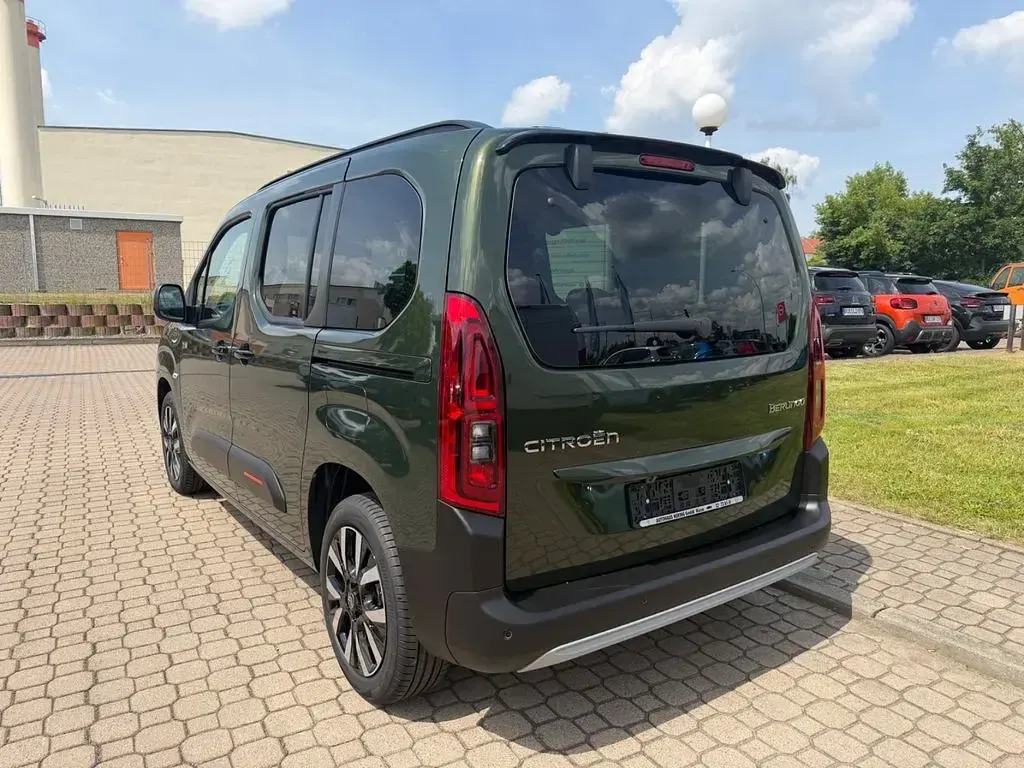 Neu Citroën e-Berlingo XTR 131 PS (96 kW) 2026 Sirkkagrün Van / Kleinbus