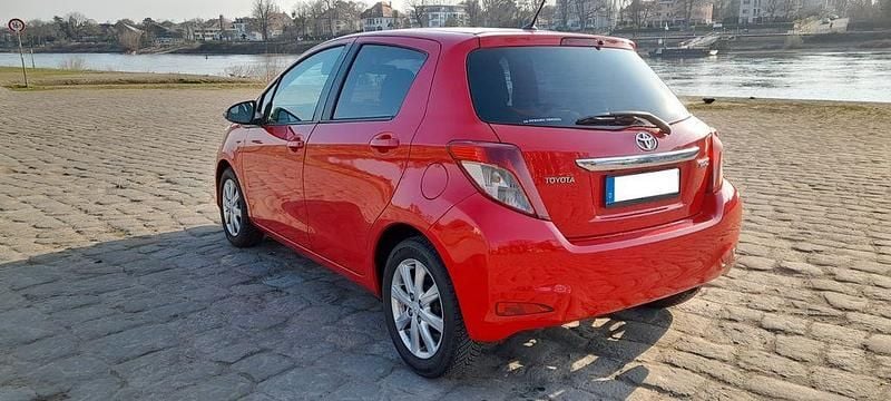 Gebraucht Toyota Yaris 99 PS (72 kW) 2012 Rot Kleinwagen