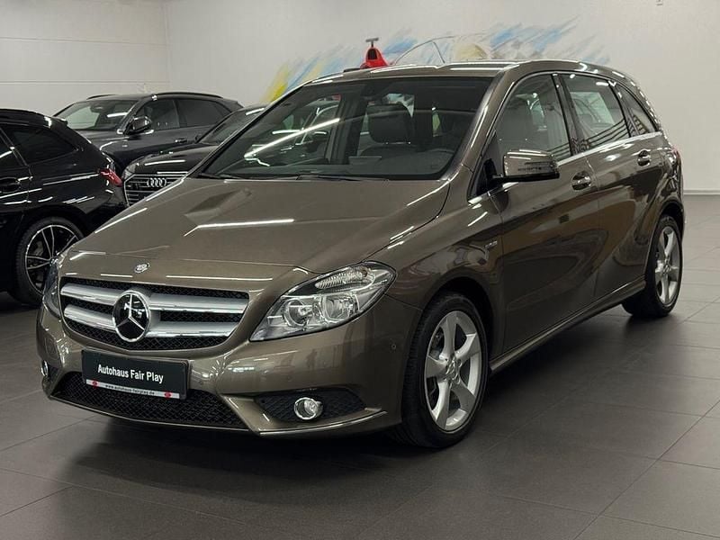 Grau Gebraucht 2012 Mercedes B180 Van / Kleinbus | 13.980 € (Fairer Preis) - Bild 1/4