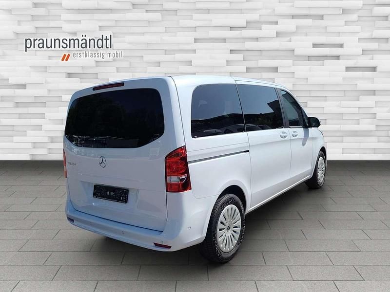 Gebraucht Mercedes V220 163 PS (119 kW) 2025 Weiß Van / Kleinbus