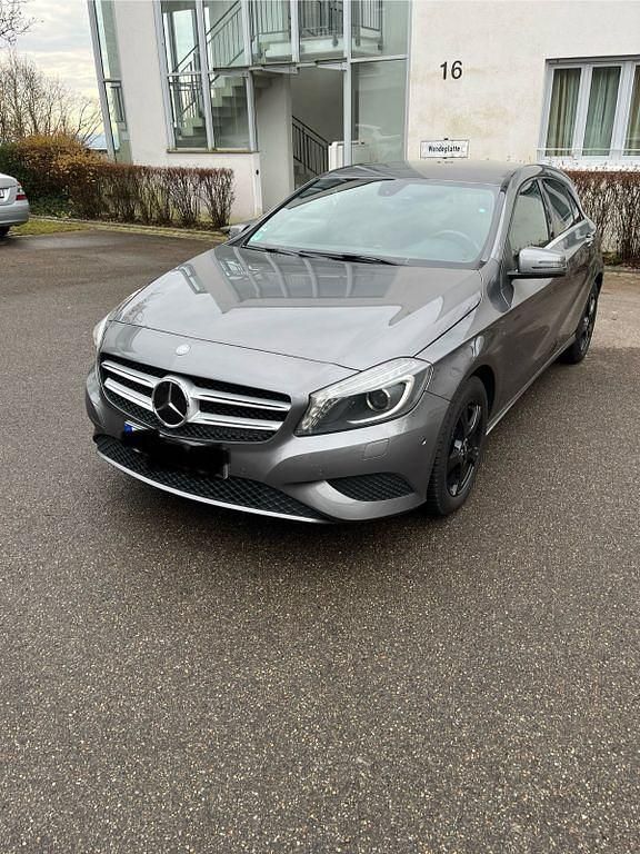 Grau Gebraucht 2013 Mercedes A160 Style Limousine | 7.699 € (Fairer Preis) - Bild 1/4
