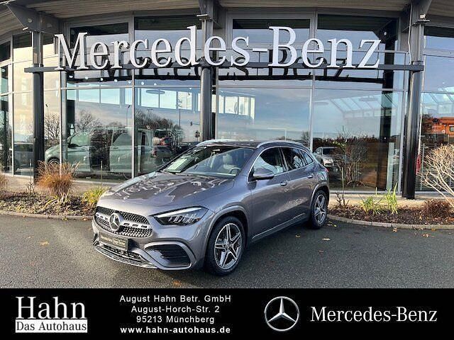 Mountaingrau met. Gebraucht 2024 Mercedes GLA200 AMG SUV | 42.450 € (Etwas zu teuer) - Bild 1/4